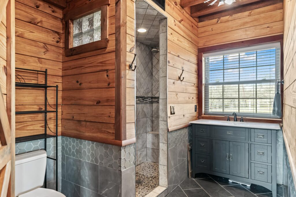 15SouthGuestCabinBathroomandShowerg643820lxe