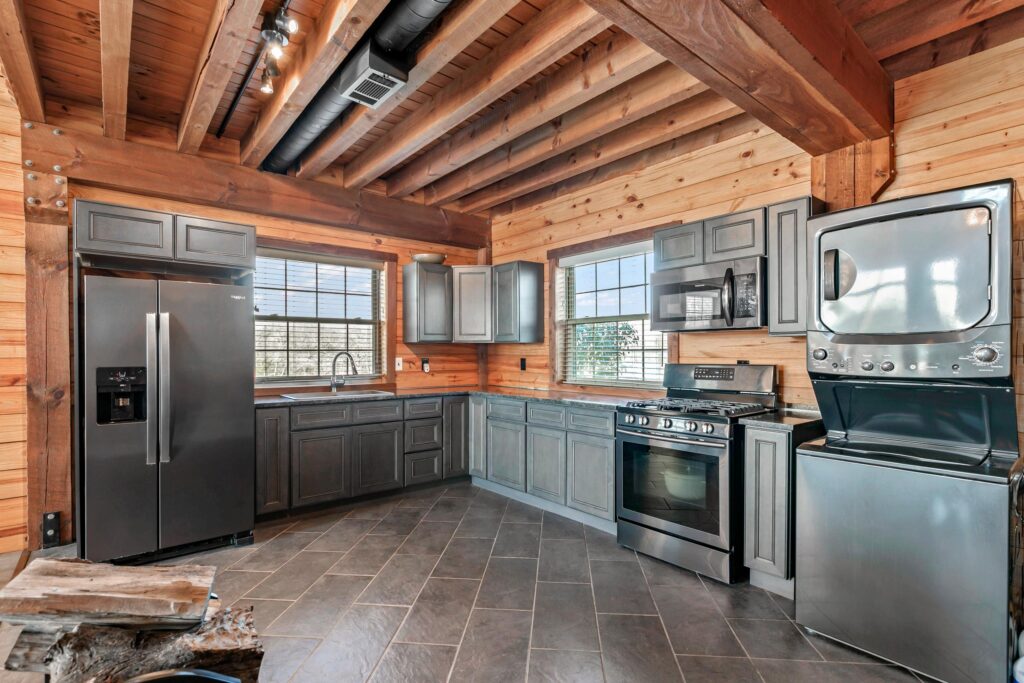 21NorthGuestCabinKitchenuw8pxue6ig