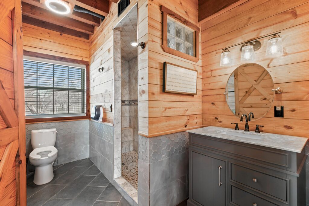 22NorthGuestCabinBathroomandShowerbzxz7d8gic