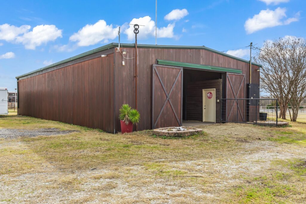 24HorseBoardingandBreedingBarnxrmwmz00