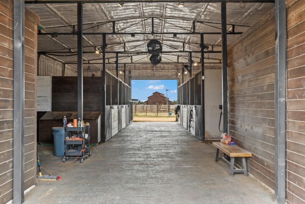 25InsideHorseBoardingandBreedingBarndmvxtx92ea