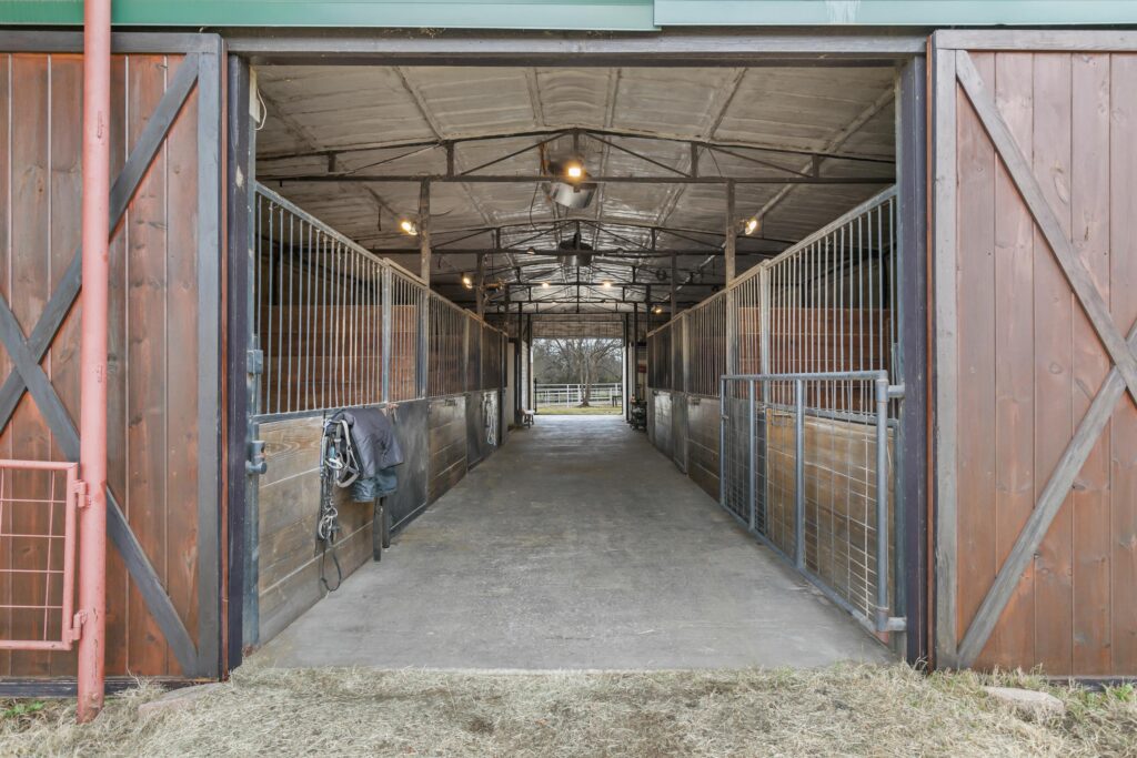 28InsideHorseBoardingandBreedingBarnwpsnoponkd