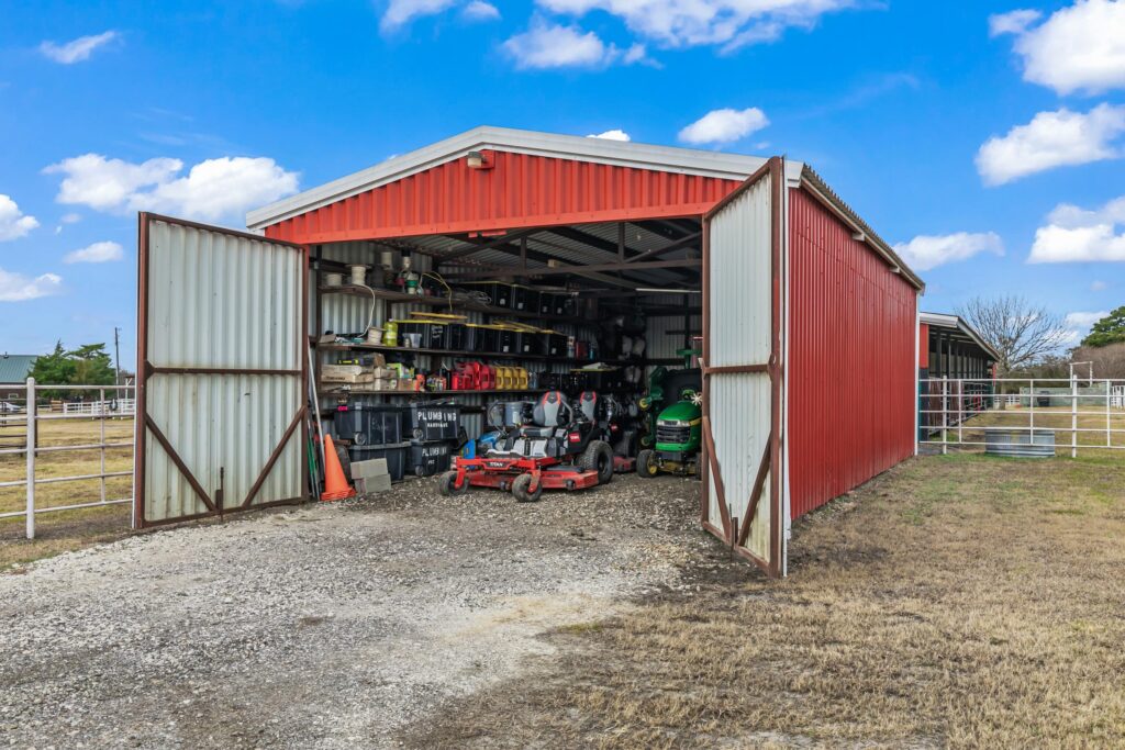 33EquipmentBarntrbnc4cbz6