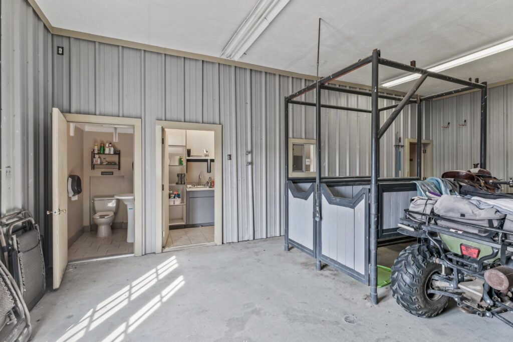 37StorageBarnBathroomsz1kcd53nb