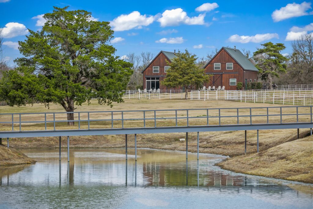 3ViewofCabinsacrossIslandBridgenn3itdlqo8