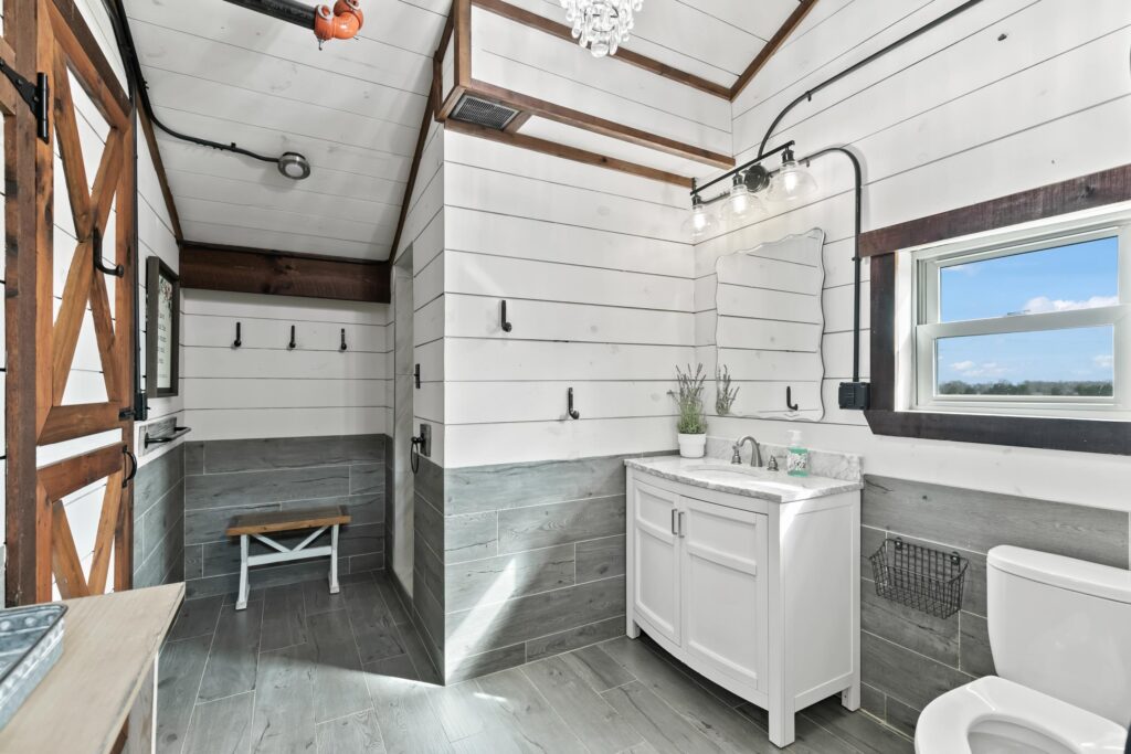 63EventCenterWomernsBathroomliipxnao44