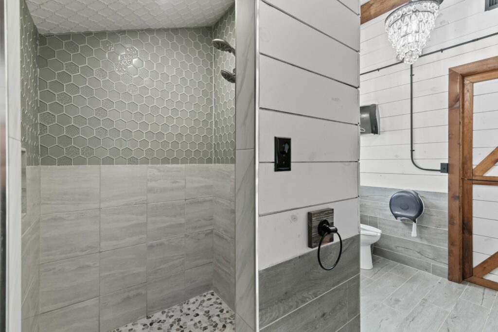 64EventCenterWomensBathroomandShowermtauor3te7