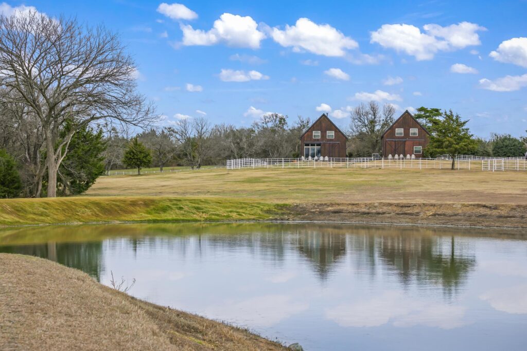 6GuestCabinsviewfromacrossWaterFeaturegkggbicmv