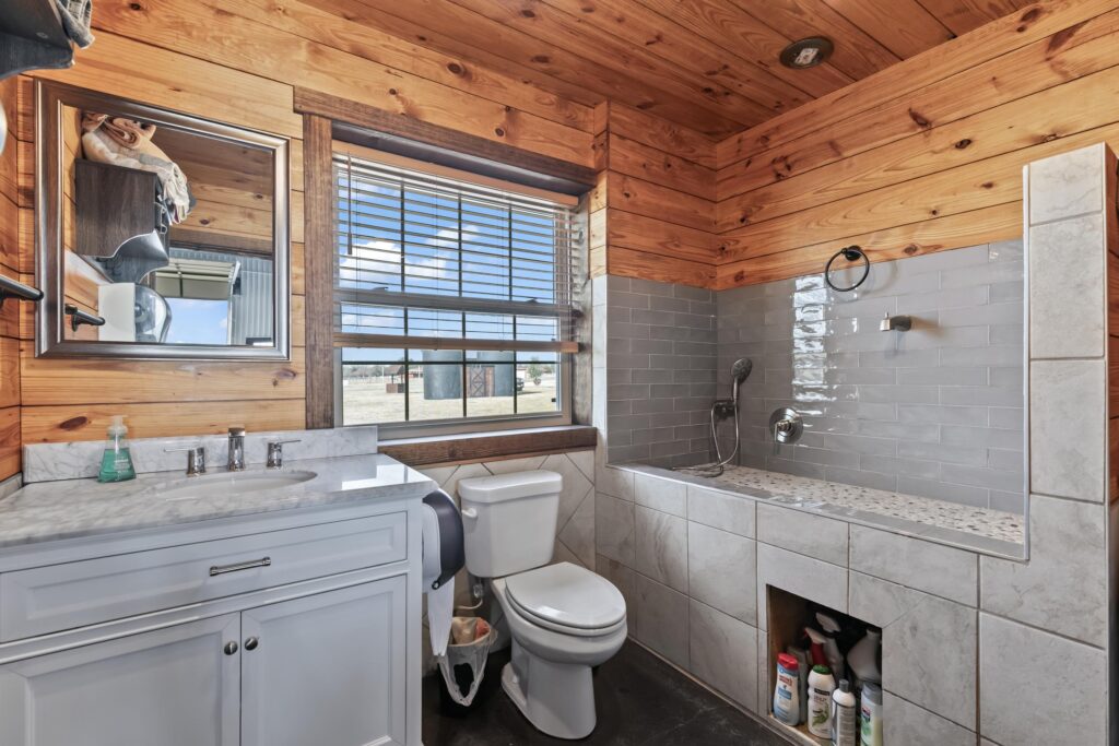 73MainResidenceGarageBathroomandPetShowerf7g10wexv