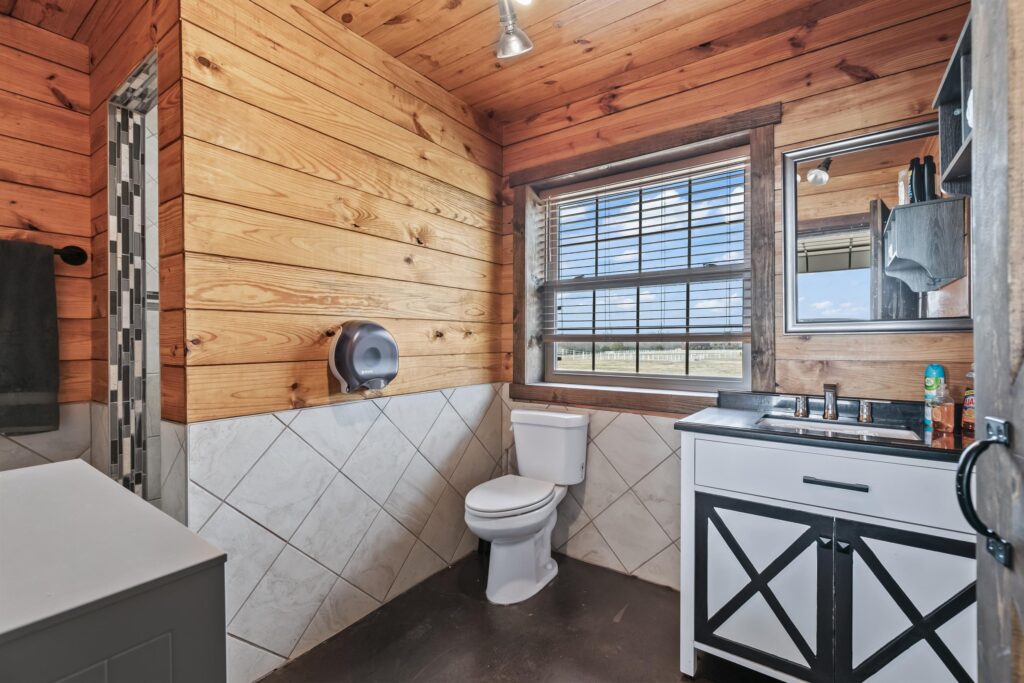 74MainResidenceGarageBathroomandShowerncdh43d6t8