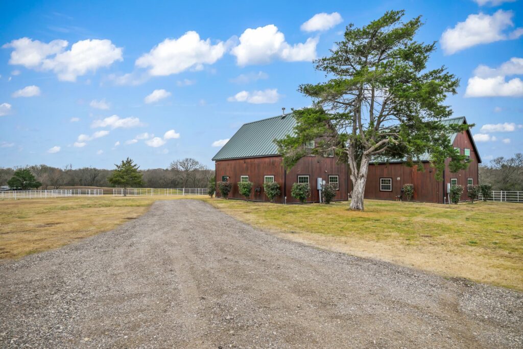 7GuestCabinsviewfromRoadwayz37ozmw7lt