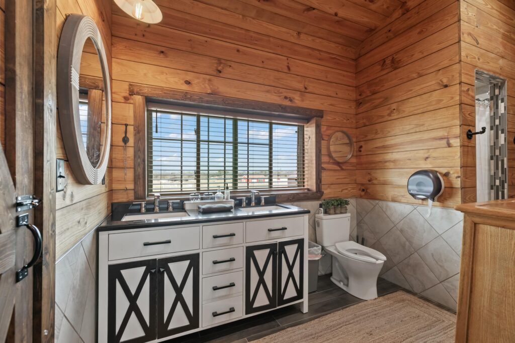 84MainResidenceBathroomandShowerfygadyu8n